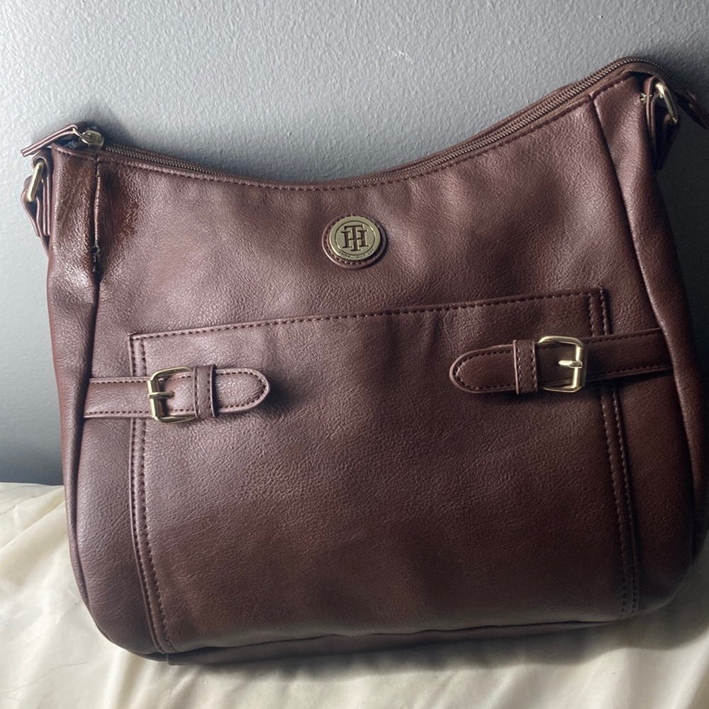 It’s a brown Tommy Hilfiger purse it has a handle a zipper on the inside,